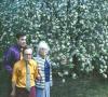 gal/Kryger Family Photos 1/_thb_hugo_with_moesje_and_bart_and_flowers.jpg